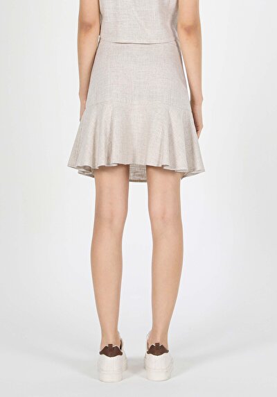 صورة من تنورة صغيرة باللون البيج للنساء