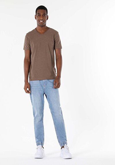 صورة من بني للرجال تي شيرت بأكمام قصيرة