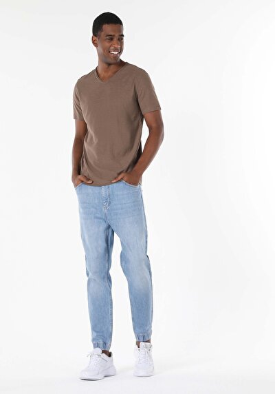 صورة من بني للرجال تي شيرت بأكمام قصيرة