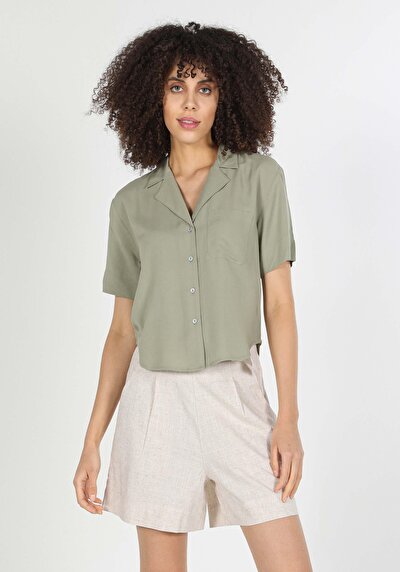 صورة من  للنساء قميص  كم قصير