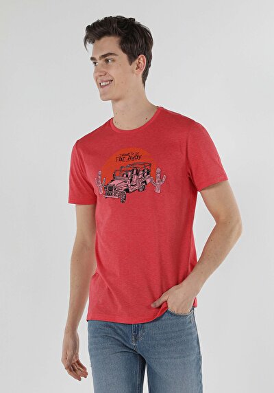 صورة من أحمر للرجال تي شيرت بأكمام قصيرة