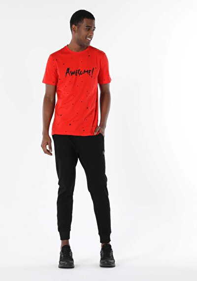 صورة من أحمر للرجال تي شيرت بأكمام قصيرة