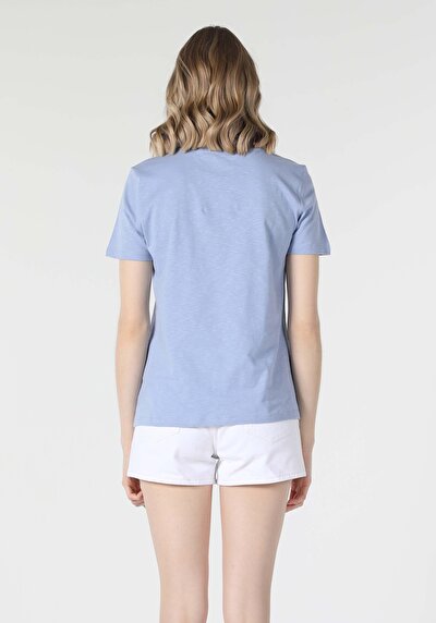 صورة من أزرق للنساء تي شيرت بأكمام قصيرة