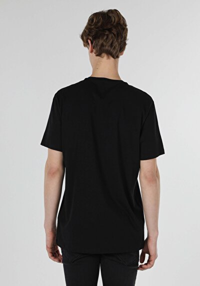 صورة من أسود للرجال تي شيرت بأكمام قصيرة