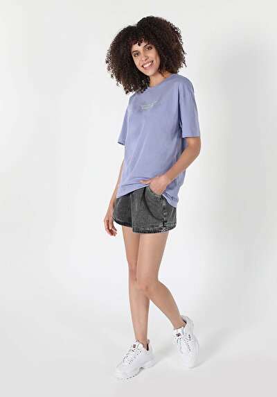 صورة من أرجواني للنساء تي شيرت بأكمام قصيرة