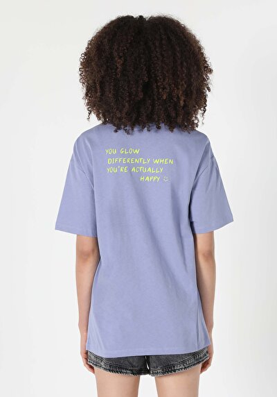 صورة من أرجواني للنساء تي شيرت بأكمام قصيرة