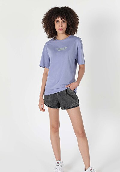 صورة من أرجواني للنساء تي شيرت بأكمام قصيرة