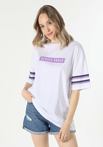 صورة من أبيض للنساء تي شيرت بأكمام قصيرة