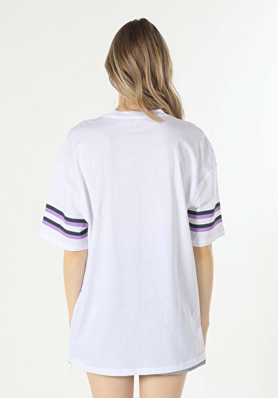 صورة من أبيض للنساء تي شيرت بأكمام قصيرة