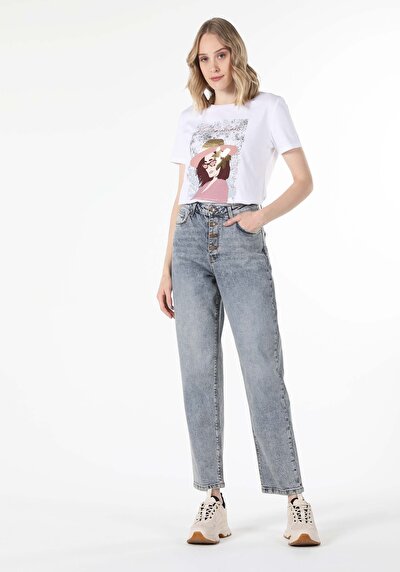 صورة من أبيض للنساء تي شيرت بأكمام قصيرة