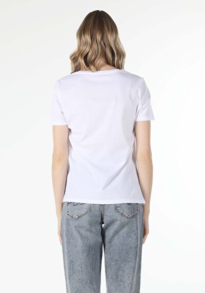 صورة من أبيض للنساء تي شيرت بأكمام قصيرة