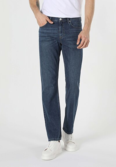 صورة من أزرق داكن للرجال بناطيل