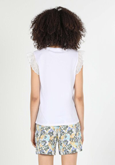 صورة من أبيض للنساء تي شيرت بأكمام قصيرة