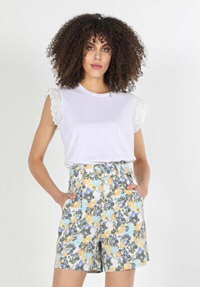 صورة من أبيض للنساء تي شيرت بأكمام قصيرة