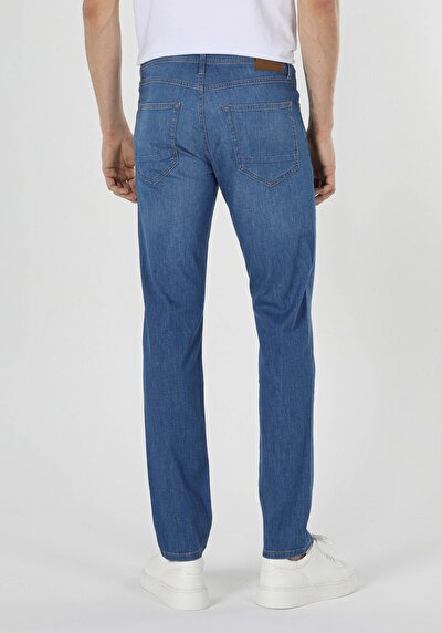 صورة من أزرق للرجال بناطيل