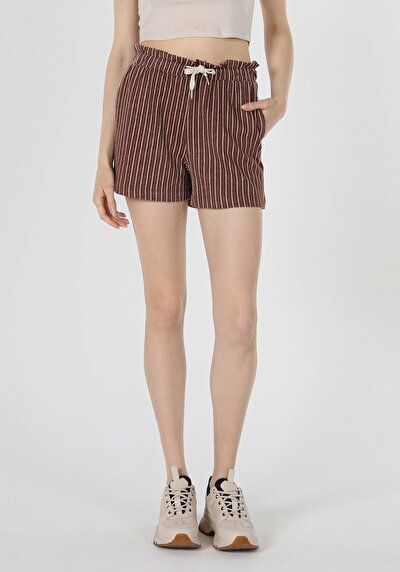 صورة من عادي الخصر نسائي شورت بني