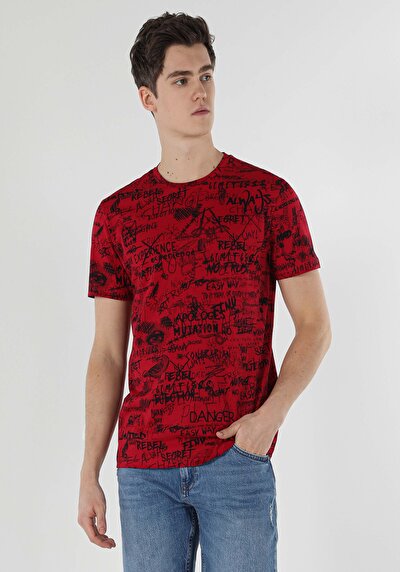 صورة من أحمر للرجال تي شيرت بأكمام قصيرة