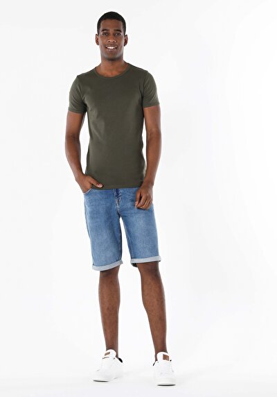 صورة من كاكي للرجال تي شيرت بأكمام قصيرة