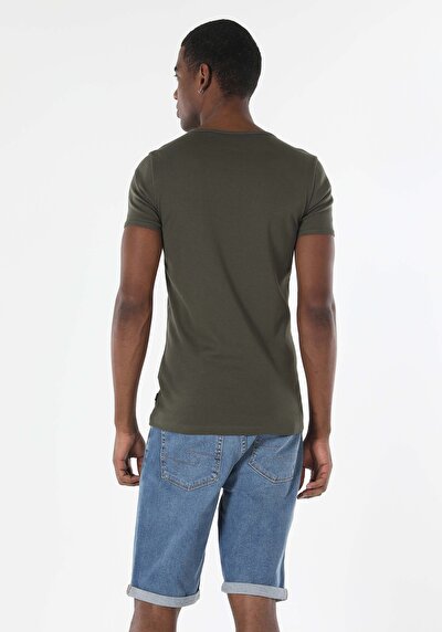صورة من كاكي للرجال تي شيرت بأكمام قصيرة