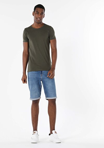 صورة من كاكي للرجال تي شيرت بأكمام قصيرة
