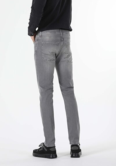 صورة من رمادي للرجال بناطيل