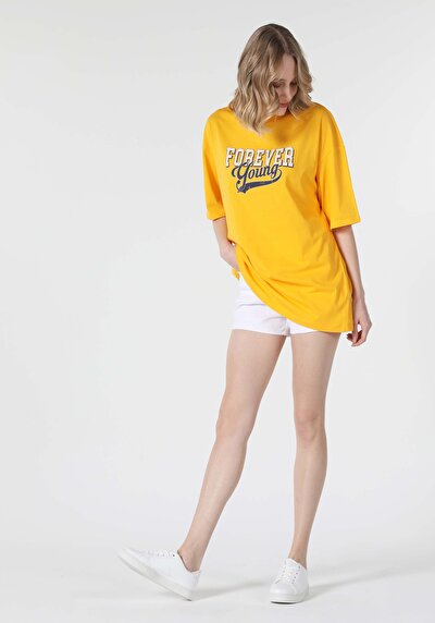 صورة من برتقالي للنساء تي شيرت بأكمام قصيرة