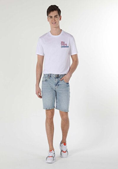 صورة من أزرق للرجال شورت