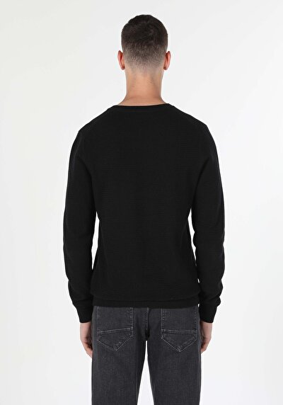 صورة من رقبة مستديرة جاكار كنزة رجالية سوداء