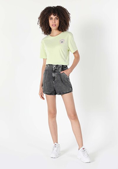 صورة من شورت جينز جينز نسائي متوسط الخصر