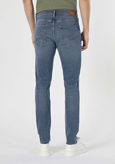 صورة من أزرق للرجال بناطيل