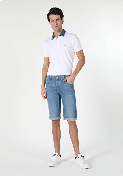 صورة من أزرق للرجال شورت