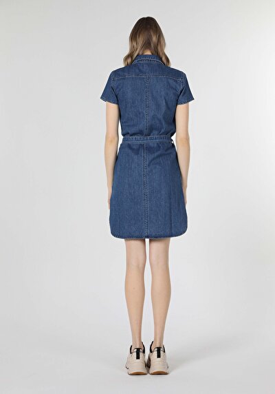 صورة من دينيم للنساء فستان