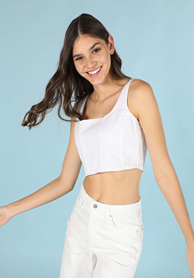 صورة من قميص أبيض نسائي سليم