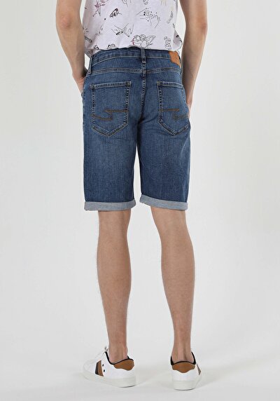 صورة من أزرق للرجال شورت