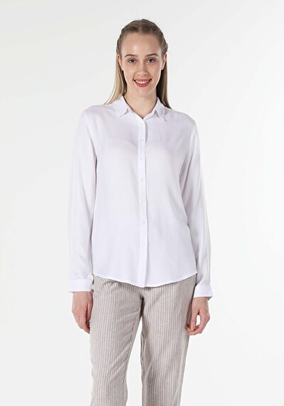 صورة من قميص عادي رقبة مستقيم قميص أبيض بأكمام طويلة نسائي