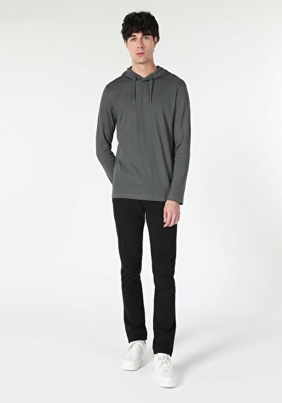 صورة من تي شيرت رجالي أخضر بأكمام طويلة مقنع عادي