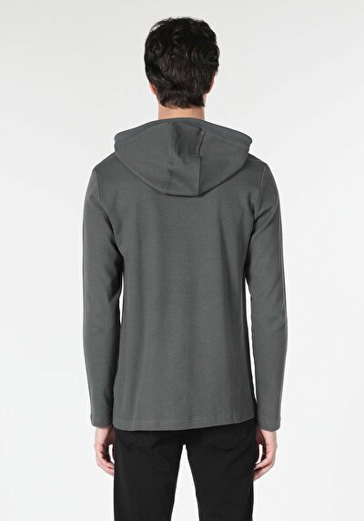 صورة من تي شيرت رجالي أخضر بأكمام طويلة مقنع عادي