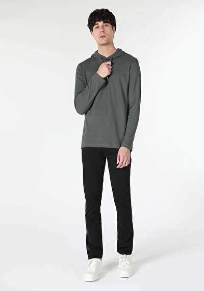 صورة من تي شيرت رجالي أخضر بأكمام طويلة مقنع عادي