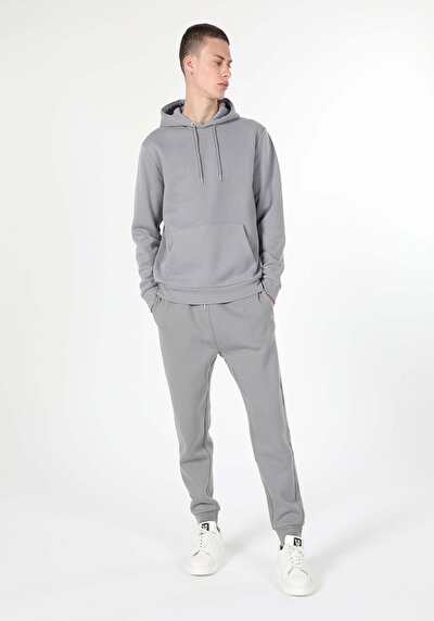 صورة من سويت شيرت رجالي رمادي عادي