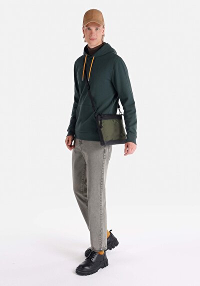 صورة من سويت شيرت رجالي عادي