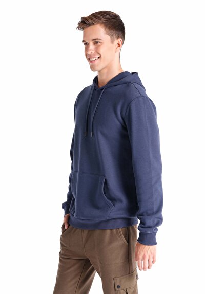 صورة من سويت شيرت رجالي باللون الأزرق الداكن عادي