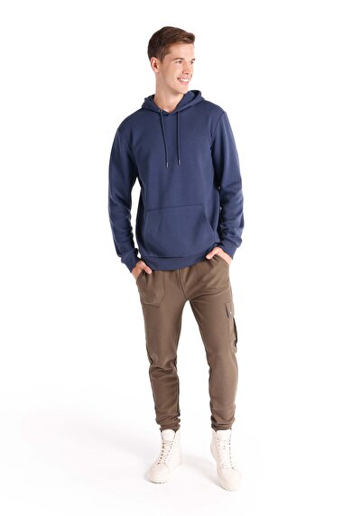 صورة من سويت شيرت رجالي باللون الأزرق الداكن عادي