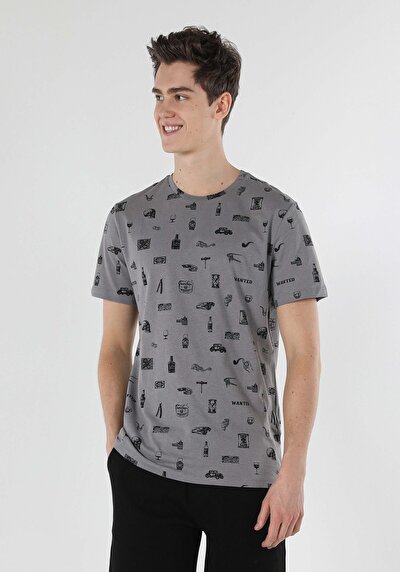 صورة من رمادي للرجال تي شيرت بأكمام قصيرة