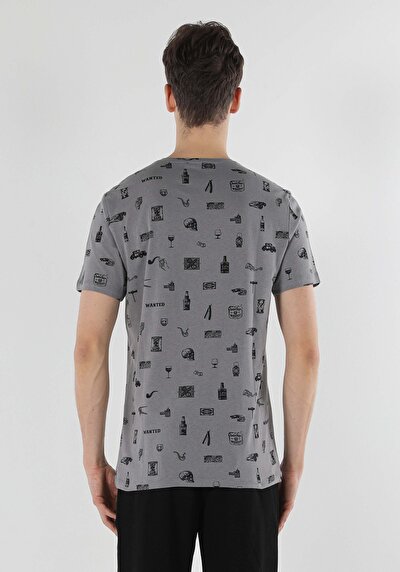 صورة من رمادي للرجال تي شيرت بأكمام قصيرة