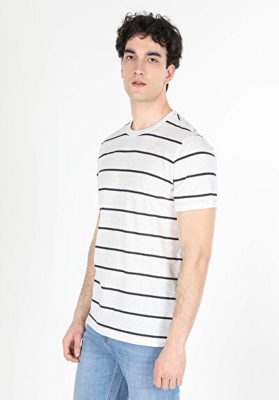 صورة من أبيض للرجال تي شيرت بأكمام قصيرة