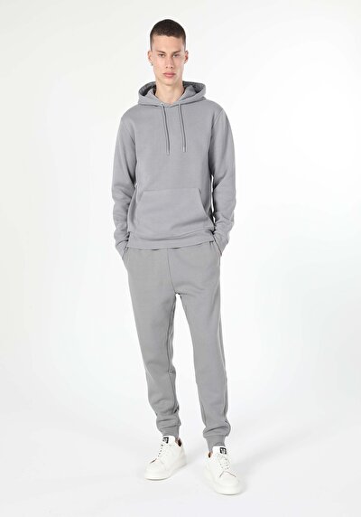 صورة من رمادي للرجال بنطال رياضي