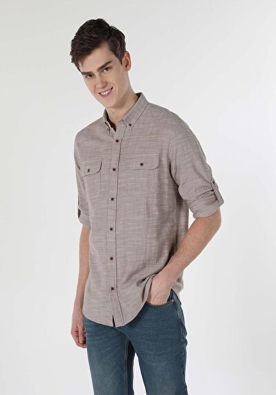 صورة من بيج للرجال قميص  كم طويل