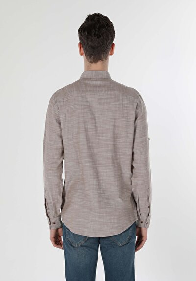 صورة من بيج للرجال قميص كم طويل