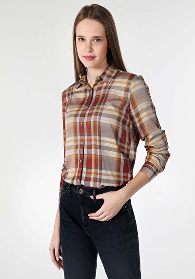 صورة من بني للنساء قميص  كم طويل