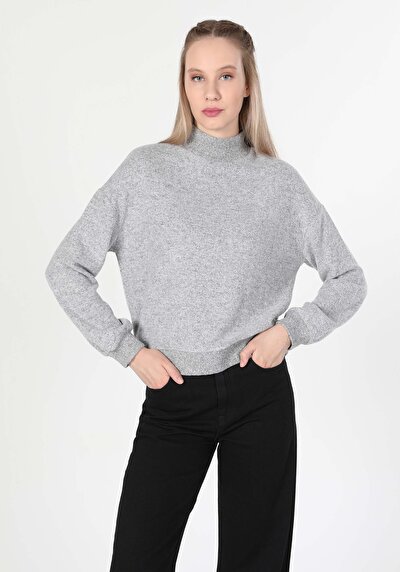 صورة من رمادي للنساء تي شيرت كم طويل